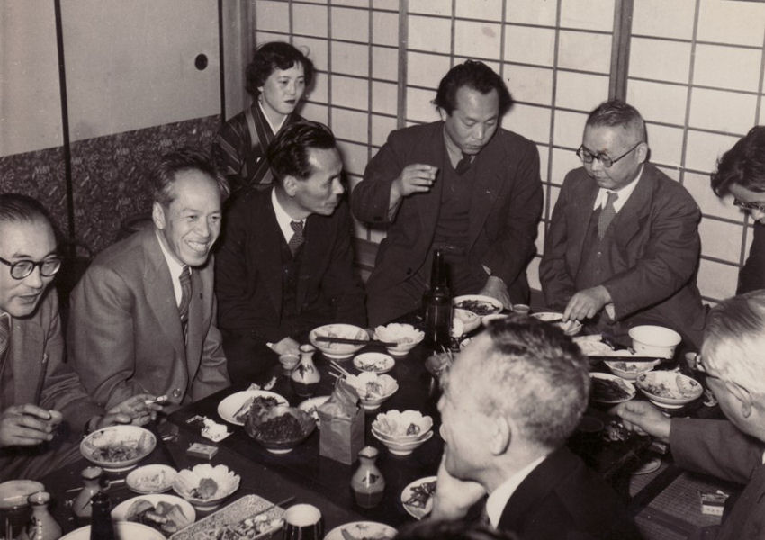 �������J��